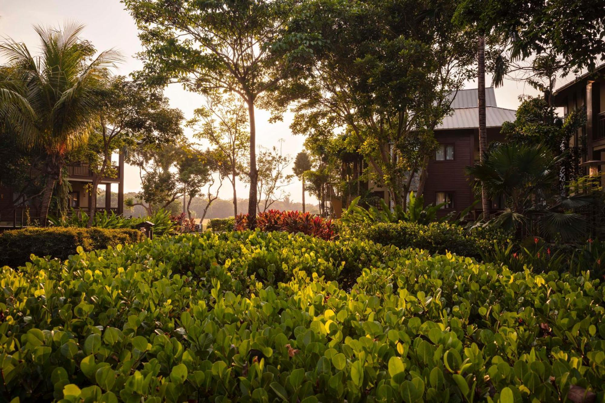 Indura Beach & Golf Resort Curio Collection By Hilton 텔라 외부 사진