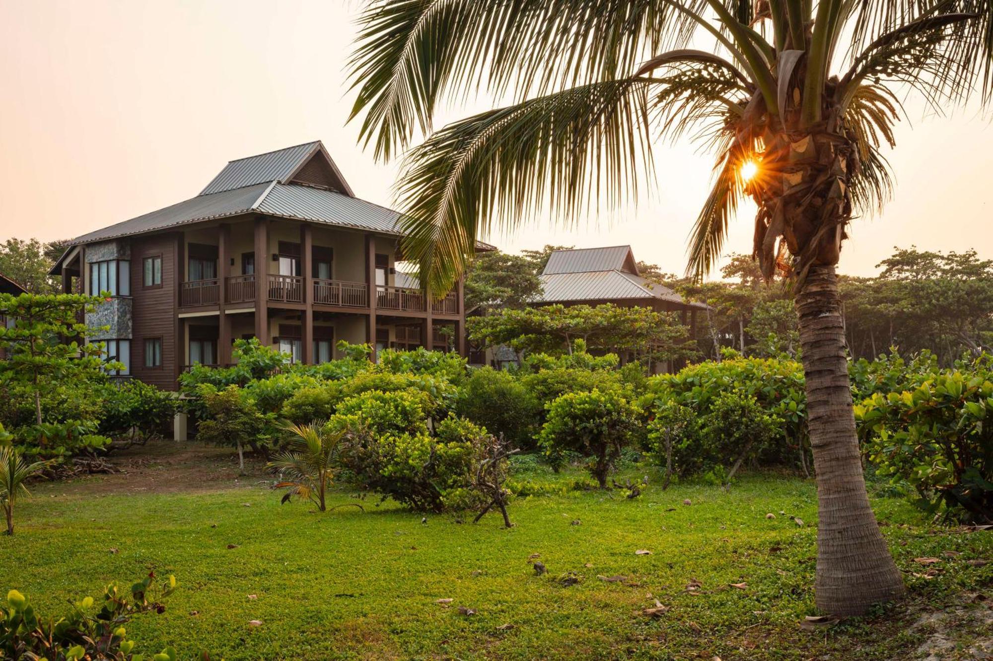 Indura Beach & Golf Resort Curio Collection By Hilton 텔라 외부 사진